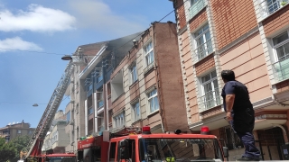 Esenler’de binanın çatısında çıkan yangın hasara neden oldu