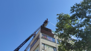 Bakırköy’de iş hanının çatısında çıkan yangın söndürüldü