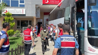 Sınır dışı edilecek 363 Afganistan uyruklu, Edirne’den İstanbul’a gönderildi 