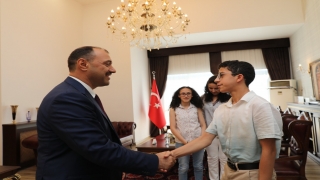 Sakarya Valisi Kaldırım, LGS sınavında tam puan alan öğrencileri ödüllendirdi