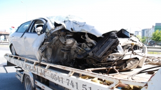 Çekmeköy’de direğe çarpan otomobildeki 2 kişi yaralandı