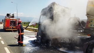 Sakarya’da seyir halindeyken alev alan tanker söndürüldü