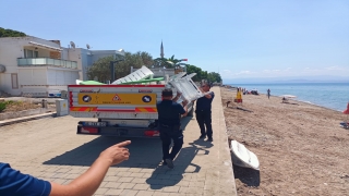 Edremit sahiline sabit bırakılan şezlong ve şemsiyeler kaldırıldı