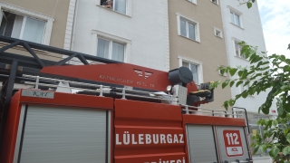 Lüleburgaz’da bir apartmanın çatısında çıkan yangın söndürüldü