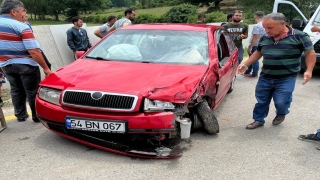 Kaynarca’da yolcu minibüsü ile otomobil çarpıştı, 4 kişi yaralandı