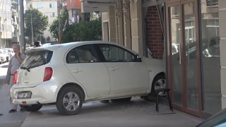 Yalova’da kontrolden çıkan otomobil boş iş yerine girdi