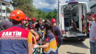 Sakarya’da devrilen otomobildeki 6 kişi yaralandı