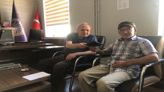 Bursa’da esnaf iş yerinde bulduğu el çantasını sahibine teslim etti