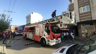 Kocaeli’de apartmanda çıkan yangında iki kişi dumandan etkilendi