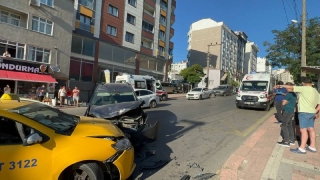 Kocaeli’de taksi ile hafif ticari araç çarpıştı 5 kişi yaralandı