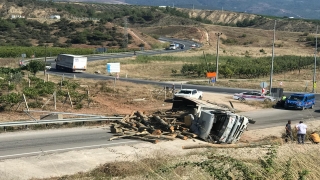 Sakarya’da fren arızası nedeniyle devrilen kamyonun sürücüsü yaralandı