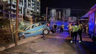 Kontrolden çıkan otomobil Marmaray’ın tel örgüsünde asılı kaldı