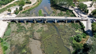 Tunca Nehri’nde debinin düşmesiyle çöpler ortaya çıktı