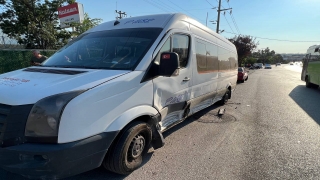 Kocaeli’de servis minibüsü ile çarpışan otomobil sürücüsü yaralandı