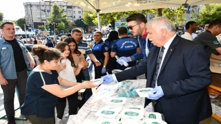 Tekirdağ Valisi Aziz Yıldırım, aşure dağıttı 