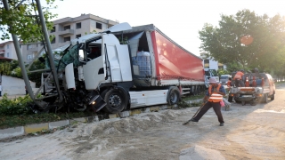 Pamukova’da refüje çıkan tırın sürücüsü yaralandı