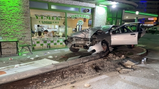 Bursa’da otomobil aydınlatma direğine çarptı 3 kişi yaralandı