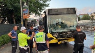 Üsküdar’da kaza yapan İETT otobüsünde hasar oluştu