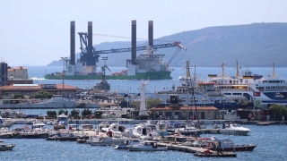 Yalova’da bakıma alınacak dev platform Çanakkale Boğazı’ndan geçti