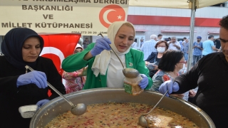 Sakarya Engelliler ve Yardımlaşma Derneği, vatandaşlara aşure ikram etti