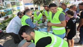 Osmanelilere Hizmet Derneğince vatandaşlara aşure dağıtıldı