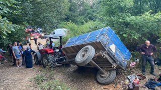 Sakarya’da traktörün römorkunun devrilmesi sonucu 8 fındık işçisi yaralandı