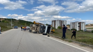 Kocaeli’de devrilen kamyonun şoförü yaralandı