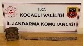 Kocaeli’de tarihi eser olduğu değerlendirilen deri kemer ve kitap ele geçirildi
