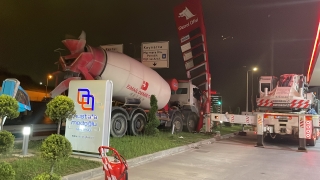 Pendik’te petrol istasyonunun tabelasına çarpan beton mikserinin sürücüsü yaralandı 