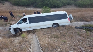 Bilecik’te su kanalına giren minibüsteki 9 kişi yaralandı