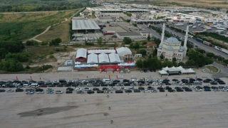 Kapıkule’de çıkış için bekleyen gurbetçiler dinlenme alanlarında vakit geçiriyor