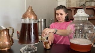 Osmanlı şerbetleri Edirne II. Bayezid Külliyesi’ne gelen turistlerin beğenisine sunuluyor