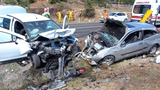 Çanakkale’de çarpışan iki otomobildeki 5 kişi yaralandı