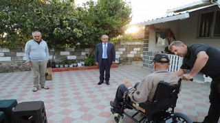 Gelibolu’da engelli vatandaşa akülü sandalye desteği