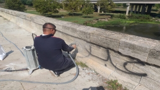 Edirne’de Gazimihal Köprüsüne sprey boya ile yazılan yazılar temizlendi