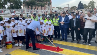 İçişleri Bakanı Soylu Edirne’de öğrencilerle yaya geçidi boyadı