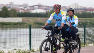 Emekli öğretmen çift yaşamlarına ikili bisikletle sağlık ve neşe katıyor
