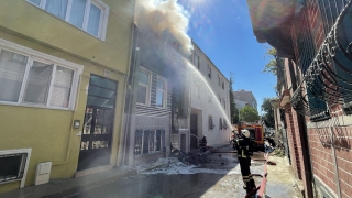 Edirne’de 3 katlı ahşap binada çıkan yangın söndürüldü