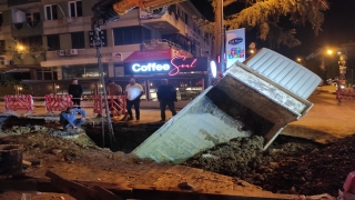 İSKİ’nin çalışması sırasında çukura düşen kamyonet çekiciyle çıkarıldı