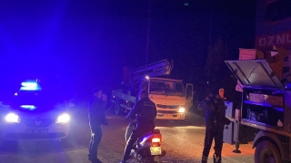 Kaynarca’da kamyonun kopardığı elektrik telleri ağaçta yangın çıkardı