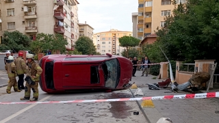 Kadıköy’de elektrik direğine çarpan otomobil devrildi 