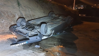Kocaeli’de inşaat alanına devrilen otomobilin sürücüsü yaralandı
