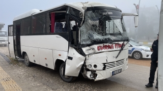 Edirne’de iki servis minibüsünün çarpıştığı kazada 20 kişi hafif yaralandı
