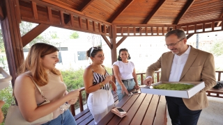 Bakan Kasapoğlu, Bursa’daki GSB yurdunda öğrenci ve velilere baklava ikram etti: