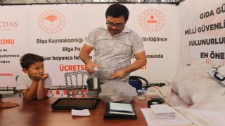Çanakkale’de buzağı kayıplarına dikkati çekmek için üreticilere biberon dağıtıldı 