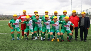 Tekirdağ’da futbolcular maden işçileri anısına sahaya baretle çıktı