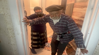 Kapı kilidi değiştirilince dışarıda kalan yaşlı çift, evlerine kavuştu 