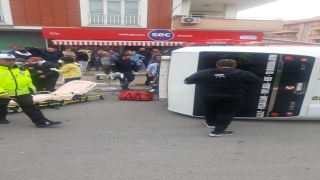 Balıkesir’de yolcu minibüsü ile otomobil çarpıştı, 9 kişi yaralandı