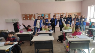 Manyaslı gençler KPSS’de adaylardan kalem setlerini toplayıp öğrencilere dağıttı
