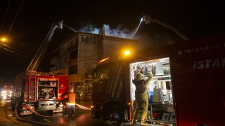 Sultanbeyli’de bir binanın çatısında çıkan ve 2 binaya daha sıçrayan yangın söndürüldü